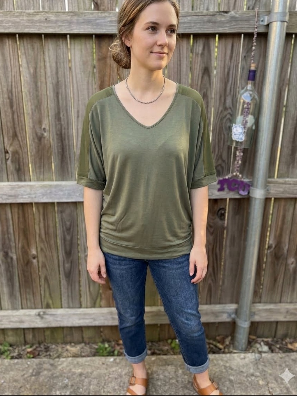 👗Romeo & Juliet Couture Olive Green V-Neck Dolman Tee
